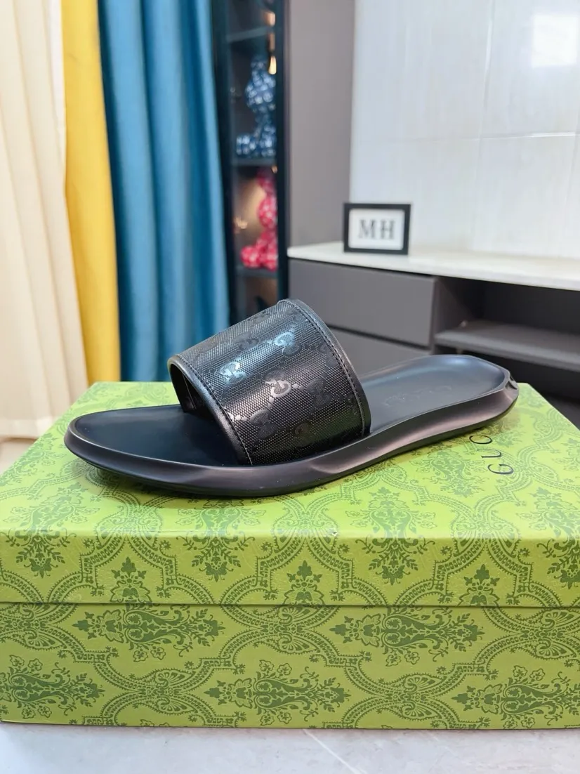 Men's shoes 💰260🌹🌹 (gucci-Gucci) New men's slippers, high-end boutique, made of cowhide, with exquisite embossed logo decoration on the upper, fine workmanship, super soft soles, casual, loose and comfortable, a must-have in summer! \nsize：38-44